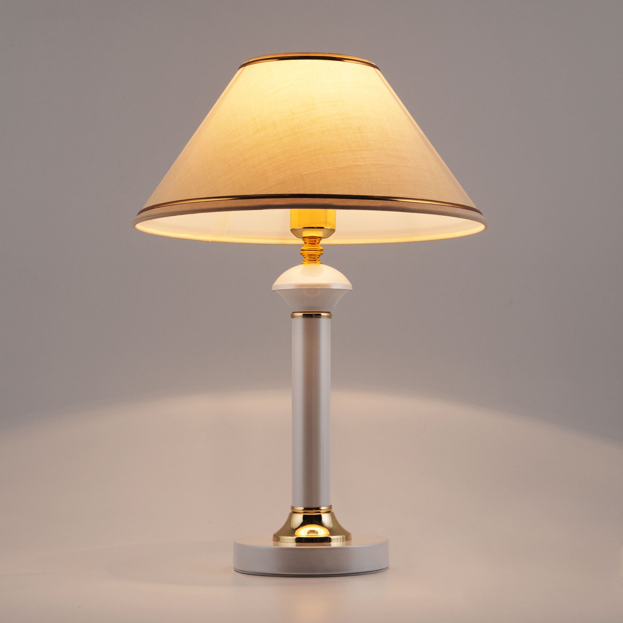 Настольная лампа с абажуром Eurosvet Lorenzo 00000079887 60019/1 глянцевый белый фото